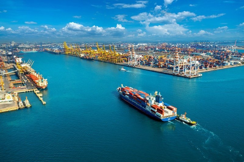 Vista aérea de puerto con buque portacontenedores