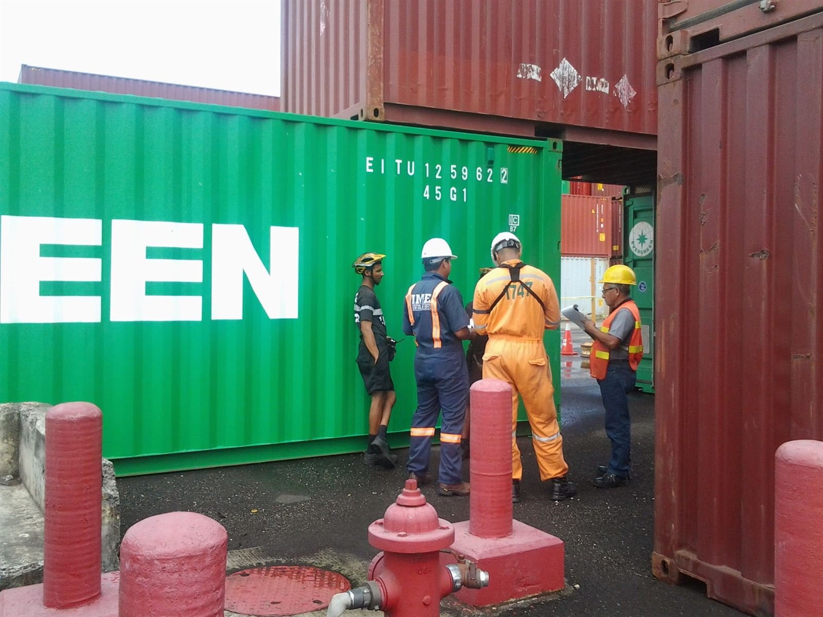 Personal realizando inspección de contenedor en puerto