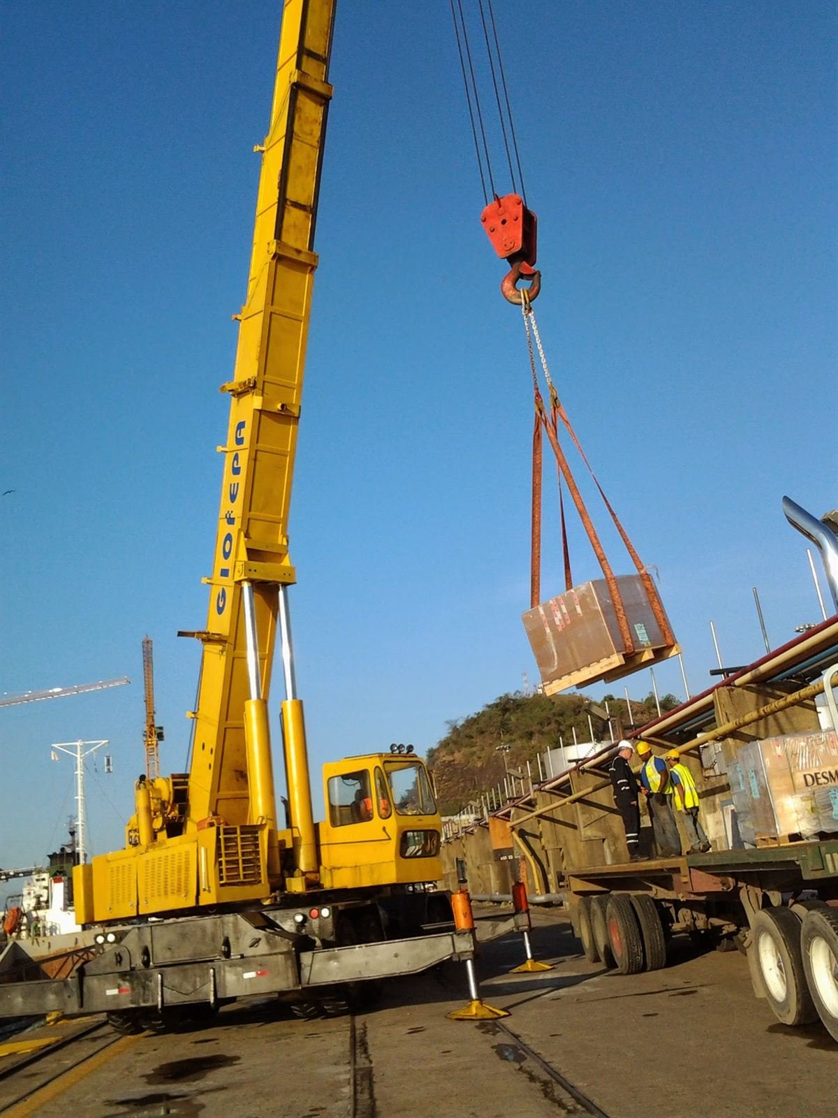Grúa móvil izando carga de proyecto sobre plataforma