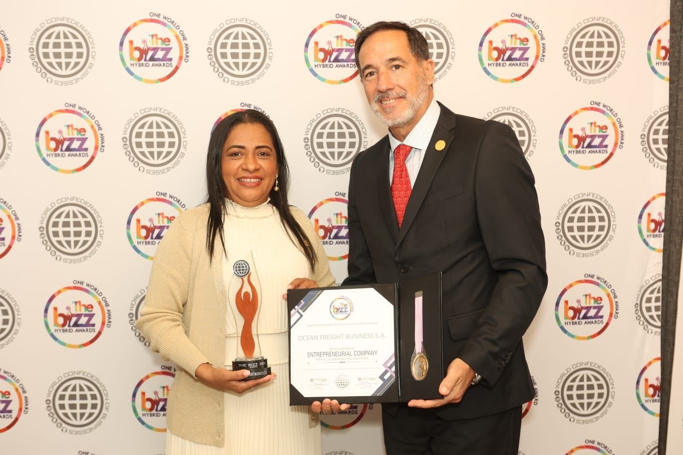 Entrega del premio THE BIZZ 2023 a Ocean Freight Business S.A. como empresa emprendedora